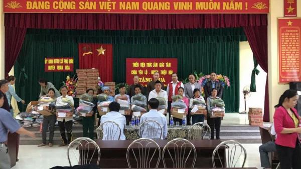 Chùa Ông trao quà cho bà con