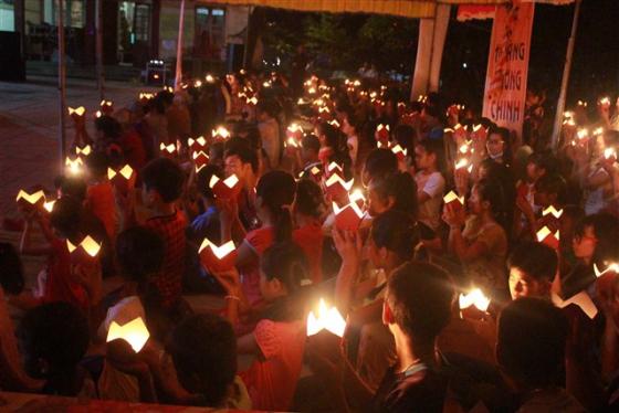 Đêm hoa đăng mừng Phật đản sinh tại chùa Long Yên