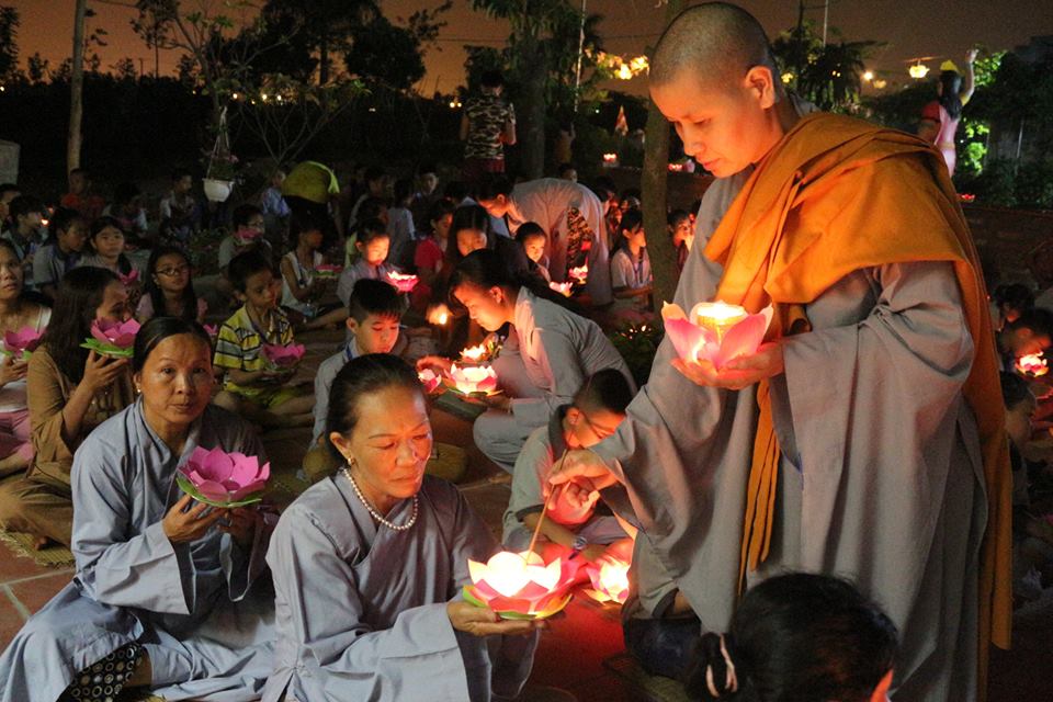 Nghỉ hè lên chùa học Phật của giới trẻ tại Hà Nội