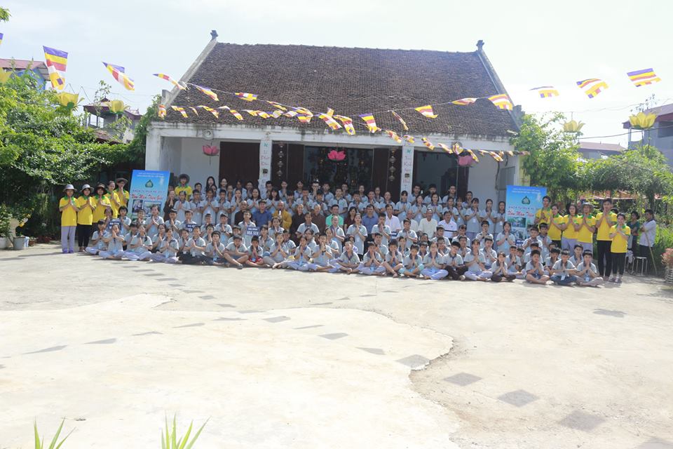 Nghỉ hè lên chùa học Phật của giới trẻ tại Hà Nội