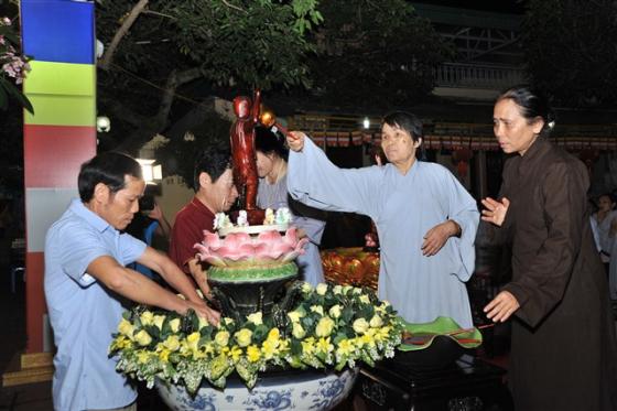 Chùm ảnh: Hàng nghìn Phật tử về chùa Thanh Hà tắm Phật