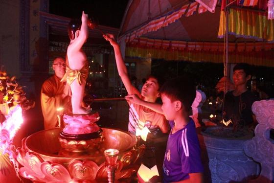 Đêm hoa đăng mừng Phật đản sinh tại chùa Long Yên