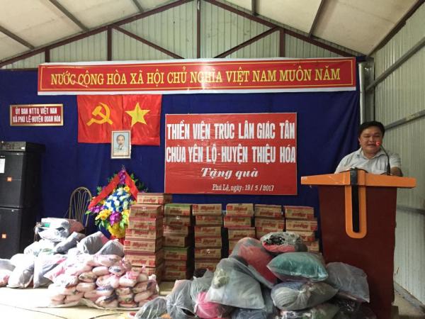 Chùa Ông trao quà cho bà con