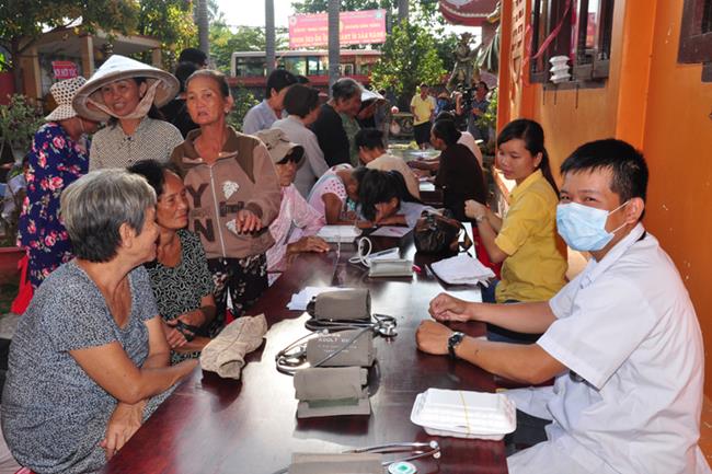 Ban Hoằng pháp, Ban TTXH TƯ phát quà, khám chữa bệnh tại An Giang