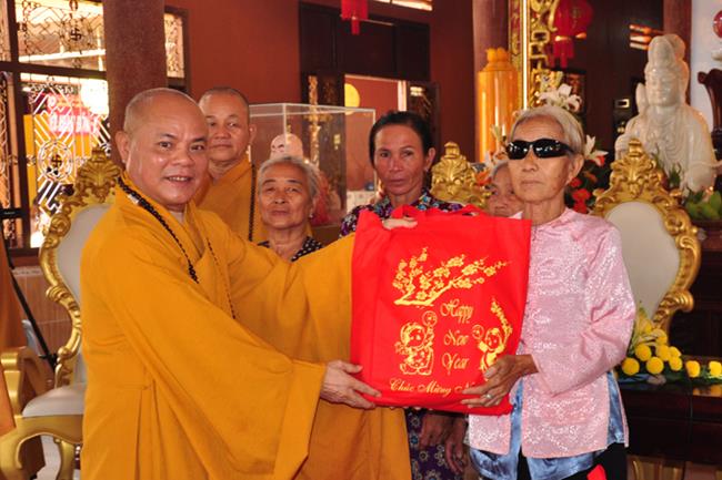 Ban Hoằng pháp, Ban TTXH TƯ phát quà, khám chữa bệnh tại An Giang
