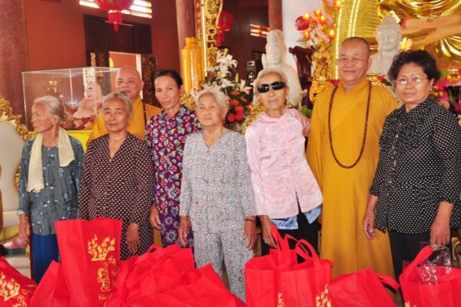 Ban Hoằng pháp, Ban TTXH TƯ phát quà, khám chữa bệnh tại An Giang