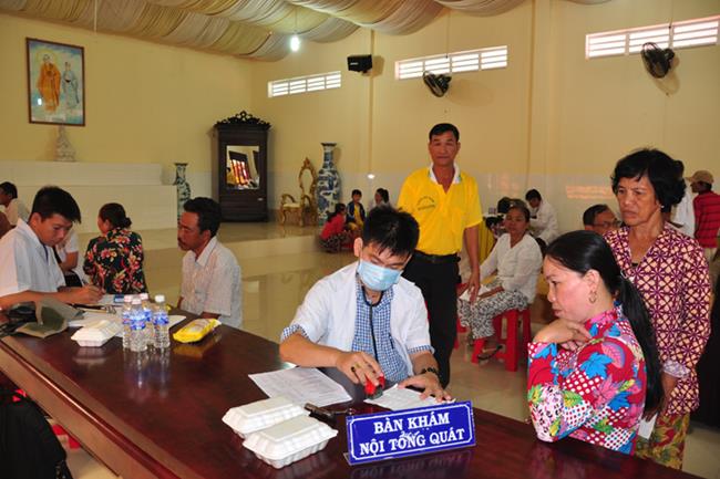 Ban Hoằng pháp, Ban TTXH TƯ phát quà, khám chữa bệnh tại An Giang