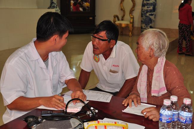 Ban Hoằng pháp, Ban TTXH TƯ phát quà, khám chữa bệnh tại An Giang