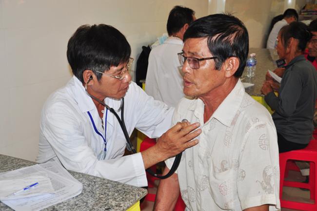 Ban Hoằng pháp, Ban TTXH TƯ phát quà, khám chữa bệnh tại An Giang