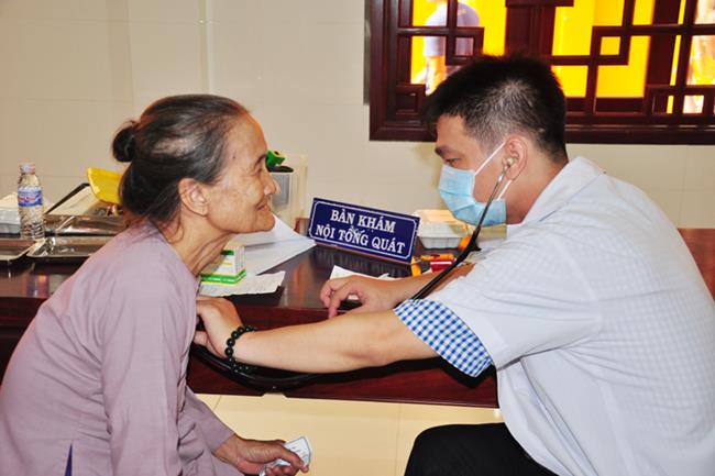 Ban Hoằng pháp, Ban TTXH TƯ phát quà, khám chữa bệnh tại An Giang