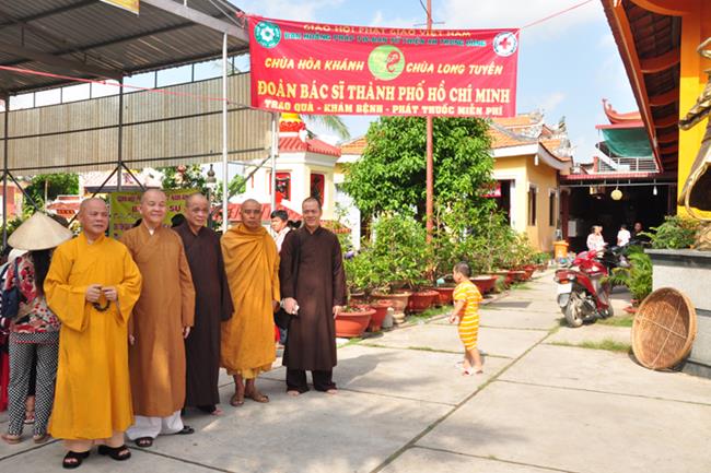 Ban Hoằng pháp, Ban TTXH TƯ phát quà, khám chữa bệnh tại An Giang