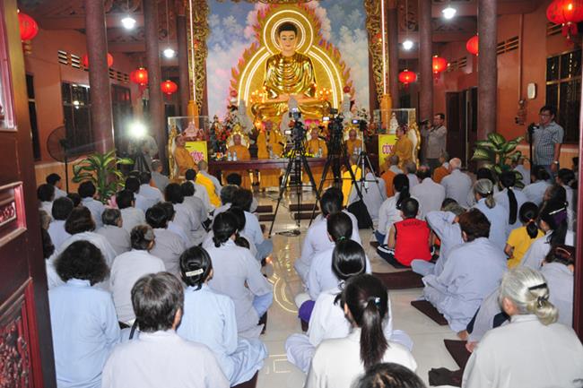 Ban Hoằng pháp, Ban TTXH TƯ phát quà, khám chữa bệnh tại An Giang