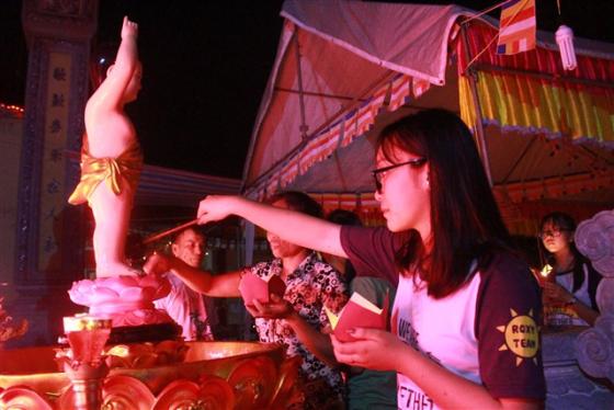 Đêm hoa đăng mừng Phật đản sinh tại chùa Long Yên