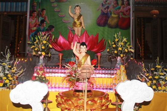 Đêm hoa đăng mừng Phật đản sinh tại chùa Long Yên