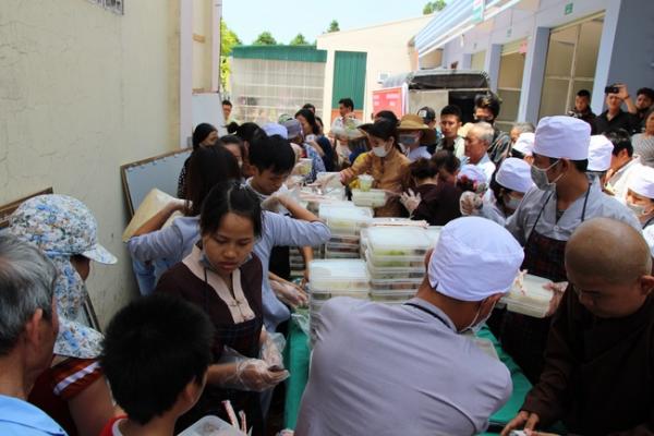 Phát cơm chay từ thiện và phóng sanh tại Nga Sơn