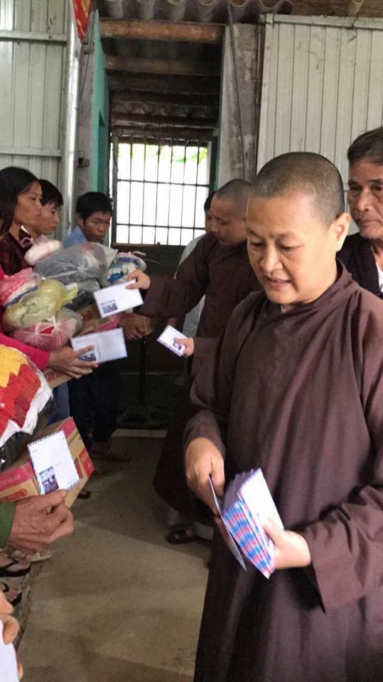 Chùa Ông trao quà cho bà con