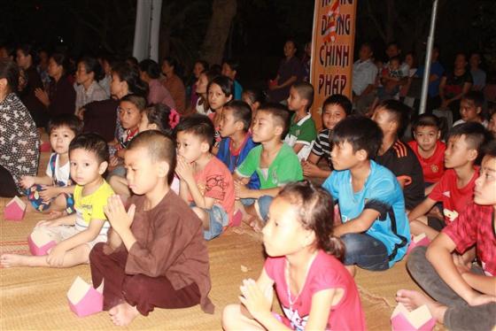 Đêm hoa đăng mừng Phật đản sinh tại chùa Long Yên