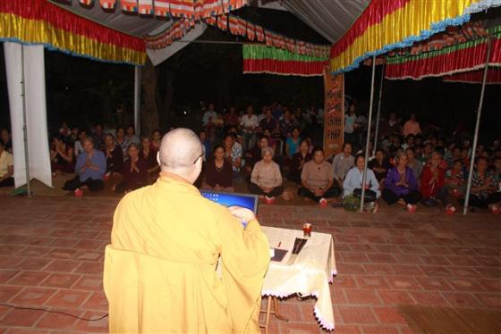 Đêm hoa đăng mừng Phật đản sinh tại chùa Long Yên
