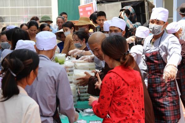 Phát cơm chay từ thiện và phóng sanh tại Nga Sơn
