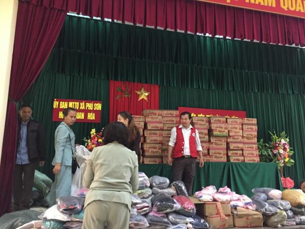 Chùa Ông trao quà cho bà con