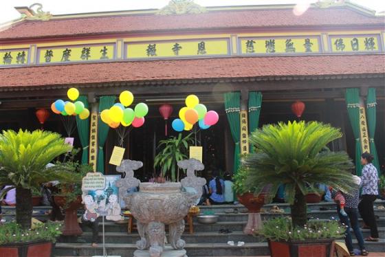 Về chùa Báo Ân dự lễ tắm Phật