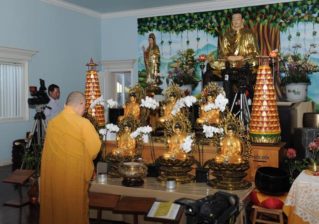 Thượng tọa Thích Nhật Từ giảng pháp tại chùa Duyên Giác, San Jose, Hoa Kỳ.