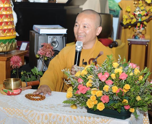 Thượng tọa Thích Nhật Từ giảng pháp tại chùa Duyên Giác, San Jose, Hoa Kỳ.