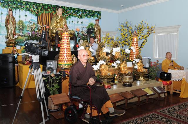 Thượng tọa Thích Nhật Từ giảng pháp tại chùa Duyên Giác, San Jose, Hoa Kỳ.
