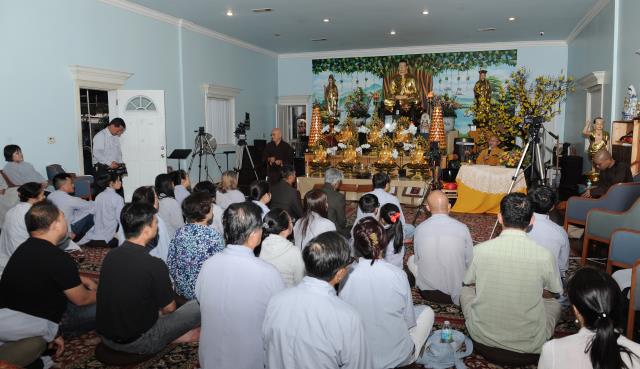 Thượng tọa Thích Nhật Từ giảng pháp tại chùa Duyên Giác, San Jose, Hoa Kỳ.