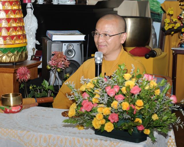 Thượng tọa Thích Nhật Từ giảng pháp tại chùa Duyên Giác, San Jose, Hoa Kỳ.