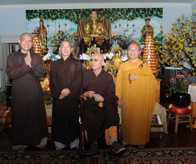 Thượng tọa Thích Nhật Từ giảng pháp tại chùa Duyên Giác, San Jose, Hoa Kỳ.