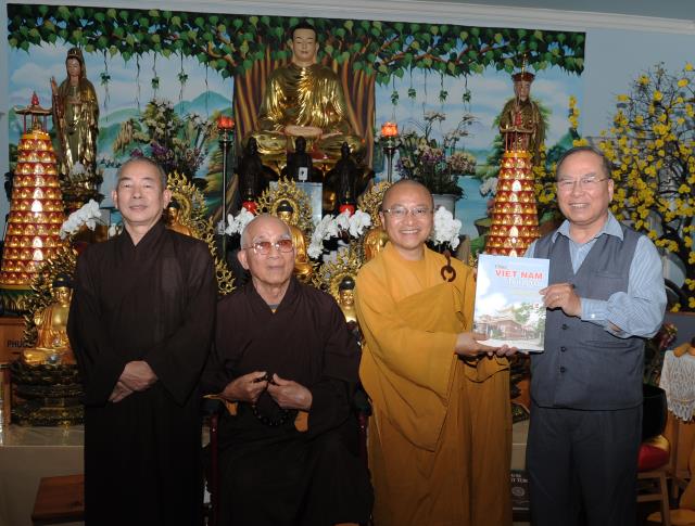 Thượng tọa Thích Nhật Từ giảng pháp tại chùa Duyên Giác, San Jose, Hoa Kỳ.