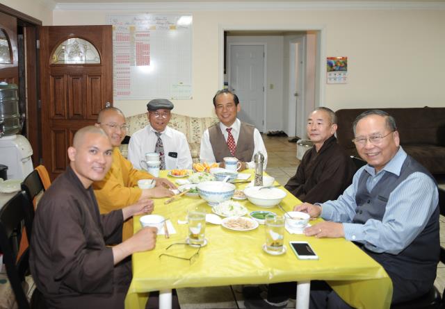 Thượng tọa Thích Nhật Từ giảng pháp tại chùa Duyên Giác, San Jose, Hoa Kỳ.