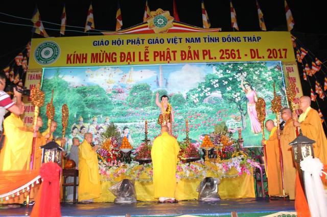 PG Đồng Tháp: Chùm ảnh xe hoa diễu hành