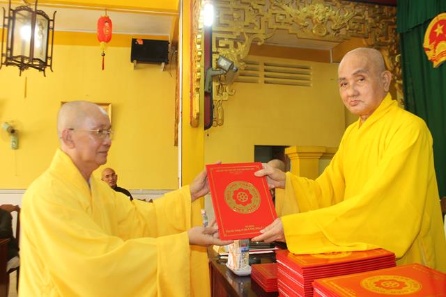 Phật giáo Đồng Tháp: Trao quyết định nhân sự Ban trị sự Phật giáo Đồng Tháp
