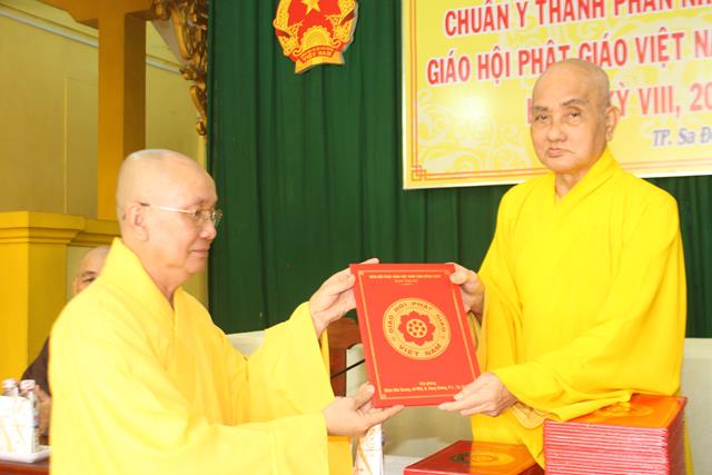 Phật giáo Đồng Tháp: Trao quyết định nhân sự Ban trị sự Phật giáo Đồng Tháp