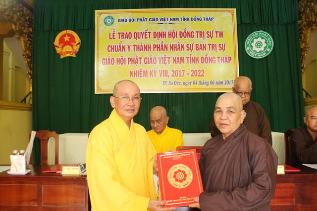 Phật giáo Đồng Tháp: Trao quyết định nhân sự Ban trị sự Phật giáo Đồng Tháp