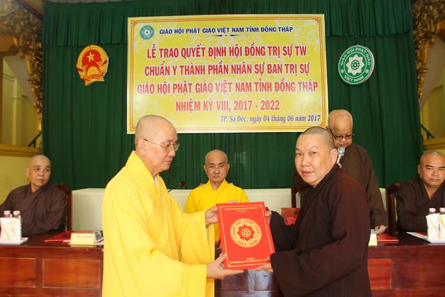 Phật giáo Đồng Tháp: Trao quyết định nhân sự Ban trị sự Phật giáo Đồng Tháp