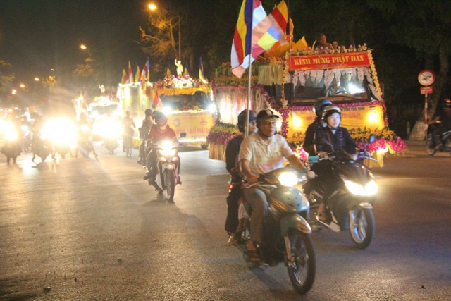 Thái Bình: Diễu hành xe hoa và văn nghệ mừng Phật đản