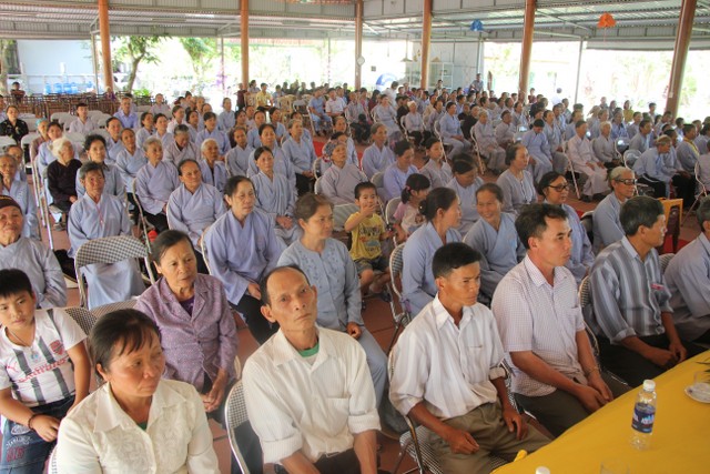 Thái Bình: Hai bạn trẻ làm lễ hằng thuận tại chùa Văn Môn
