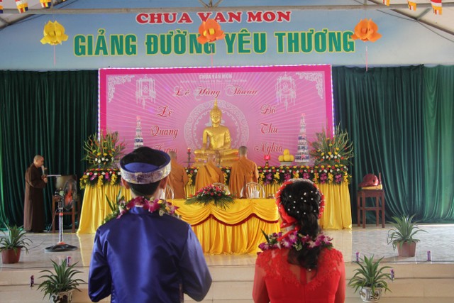 Thái Bình: Hai bạn trẻ làm lễ hằng thuận tại chùa Văn Môn