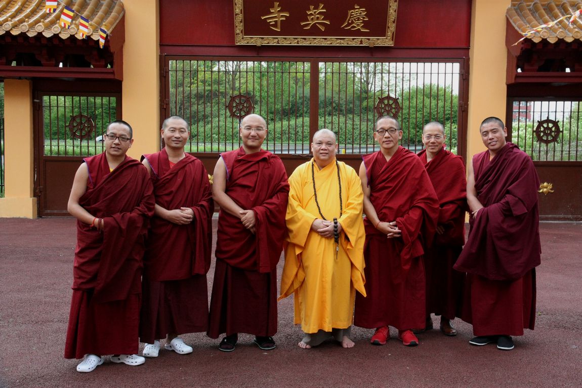 Tu sĩ Phật Giáo Tây Tạng thực hiện một đồ hình Mạn Đà La Quan Thế Âm Bồ Tát