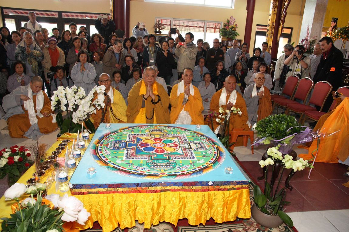 Tu sĩ Phật Giáo Tây Tạng thực hiện một đồ hình Mạn Đà La Quan Thế Âm Bồ Tát