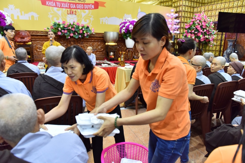 Dấu ấn ngày đầu tại khóa tu xuất gia II và khóa tu an lạc 18