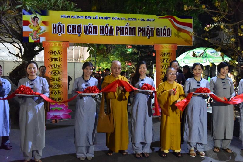TP.HCM: Long trọng khai mạc triển lãm và hội chợ Văn hóa Phật giáo chào mừng đại lễ Phật đản PL.2561- PL.2017