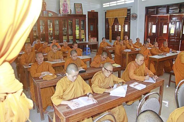 CLB Tấm Lòng Vàng  An Khê - Cúng Dường Trường hạ Ni giới GĐIII Hệ Phái Khất Sĩ