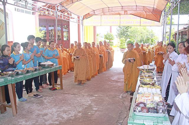 CLB Tấm Lòng Vàng  An Khê - Cúng Dường Trường hạ Ni giới GĐIII Hệ Phái Khất Sĩ