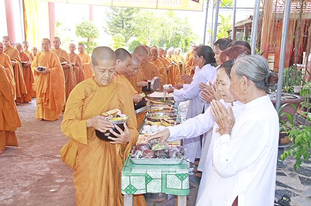 CLB Tấm Lòng Vàng  An Khê - Cúng Dường Trường hạ Ni giới GĐIII Hệ Phái Khất Sĩ