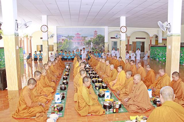 CLB Tấm Lòng Vàng  An Khê - Cúng Dường Trường hạ Ni giới GĐIII Hệ Phái Khất Sĩ