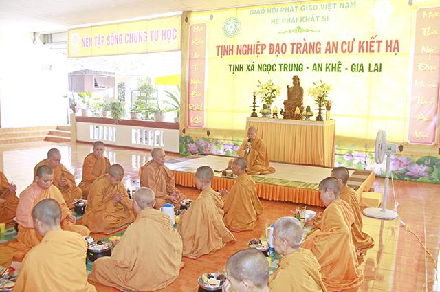 CLB Tấm Lòng Vàng  An Khê - Cúng Dường Trường hạ Ni giới GĐIII Hệ Phái Khất Sĩ